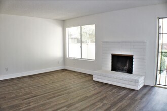6808 N Half Moon Dr in Bakersfield, CA - Building Photo - Building Photo