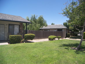 Capistrano Park Duplex's in Modesto, CA - Foto de edificio - Building Photo