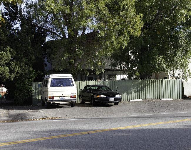 4652 Colfax Ave in North Hollywood, CA - Foto de edificio - Building Photo