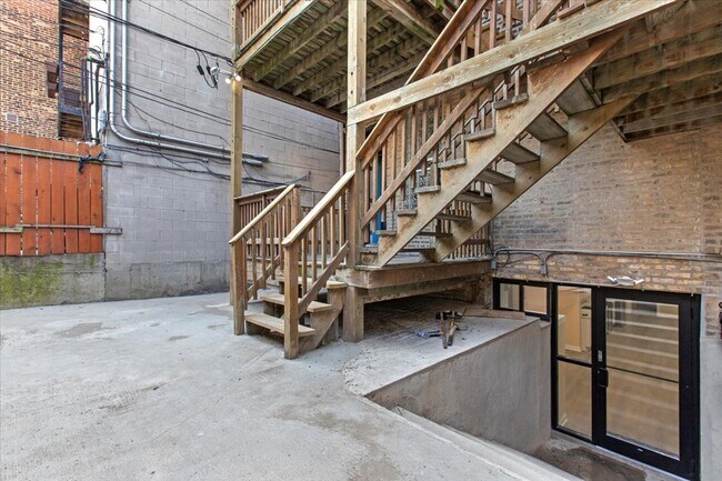 1635 N Ashland Ave, Unit G in Chicago, IL - Building Photo - Building Photo