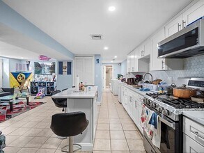 16 Washington Sq, Unit #1 in Revere, MA - Foto de edificio - Building Photo