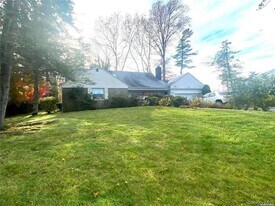 60 Grist Mill Ln in Great Neck, NY - Building Photo