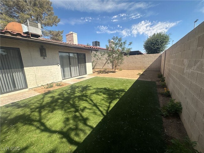 4180 Blue Heron Ct in Las Vegas, NV - Building Photo - Building Photo