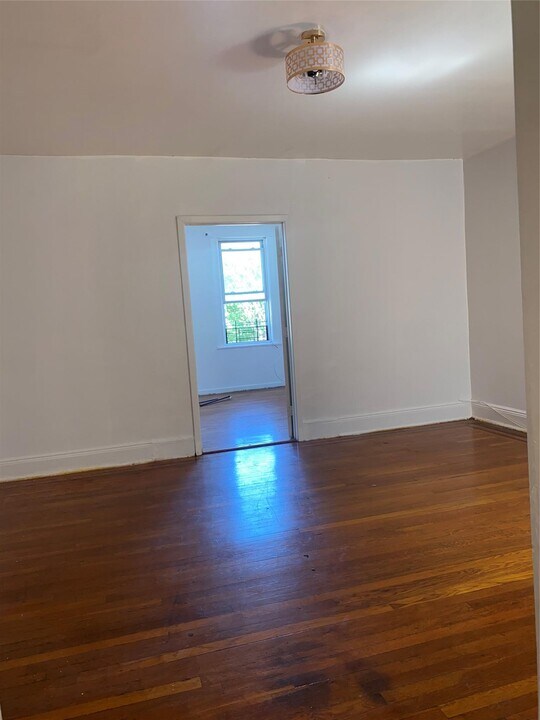 915 Castle Hill Ave in Bronx, NY - Building Photo