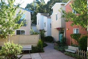 Round Walk Village in Petaluma, CA - Foto de edificio