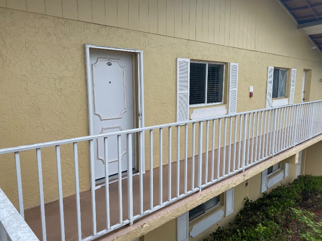 8071 Country Rd in Ft. Myers, FL - Foto de edificio - Building Photo