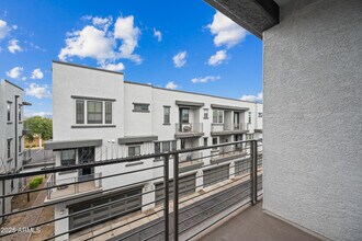 2090 S Dorsey Ln in Tempe, AZ - Building Photo - Building Photo