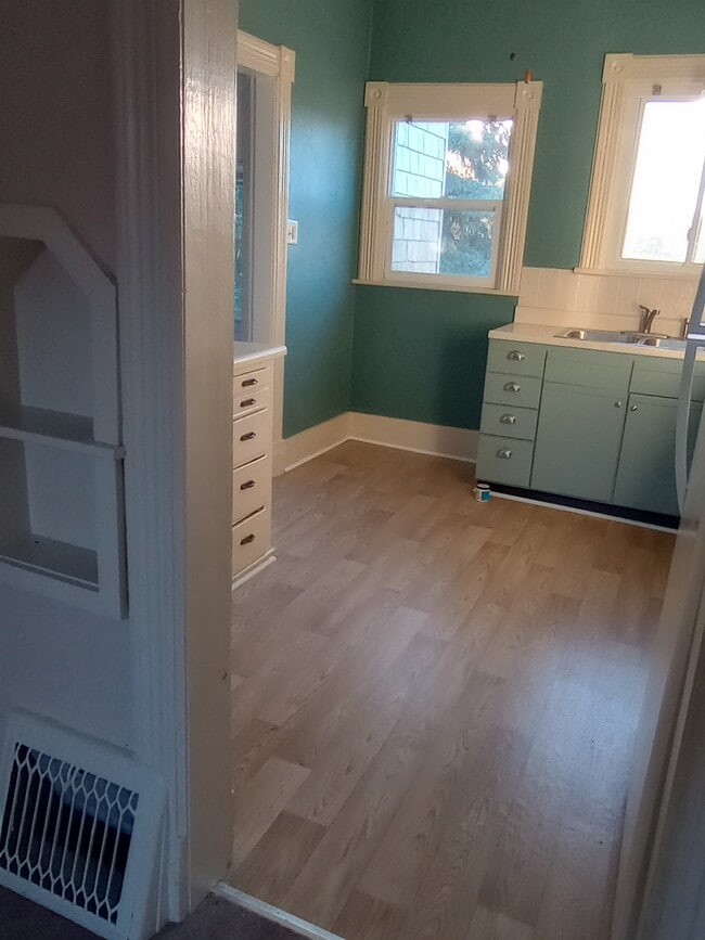 1210 Scott Ave, Unit Upstairs