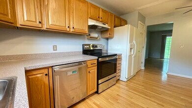 19 Hawthorne Dr in New London, CT - Building Photo - Building Photo