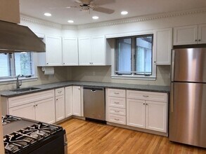 102 Floral St in Newton, MA - Building Photo - Building Photo