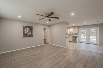 319 Cypress St in Duncanville, TX - Foto de edificio - Building Photo