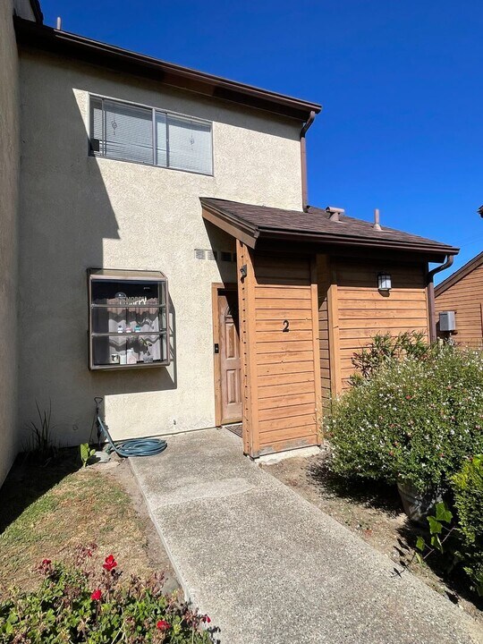 214 S F St in Lompoc, CA - Building Photo