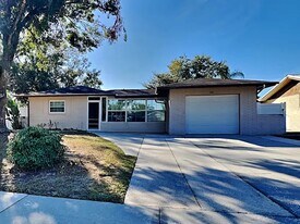 109 Valley Cir in Brandon, FL - Building Photo