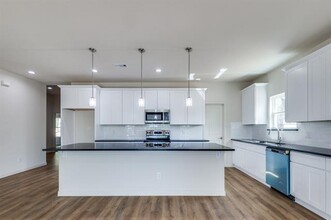 267 Jim Walters Dr in Runaway Bay, TX - Foto de edificio - Building Photo