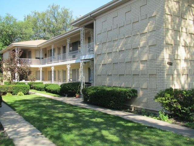 725 Busse Hwy in Park Ridge, IL - Building Photo