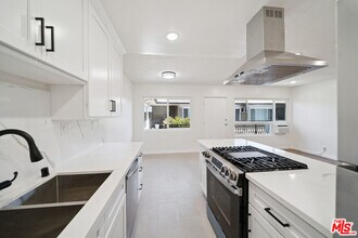 7209 Willoughby Ave in Los Angeles, CA - Building Photo - Building Photo