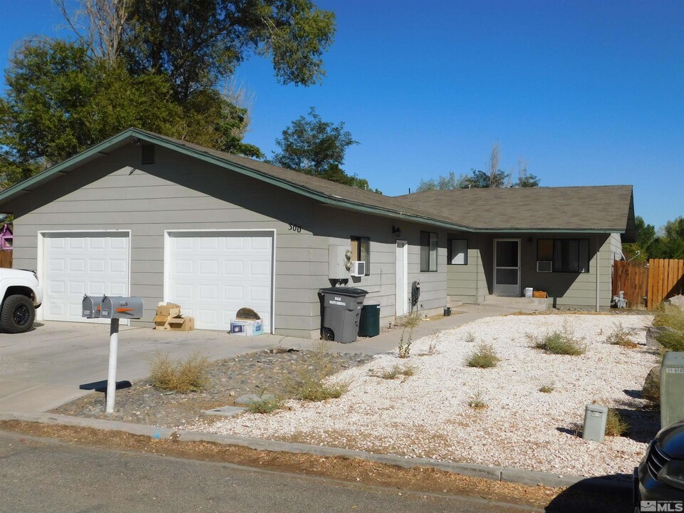 302 Leona Ave in Yerington, NV - Building Photo