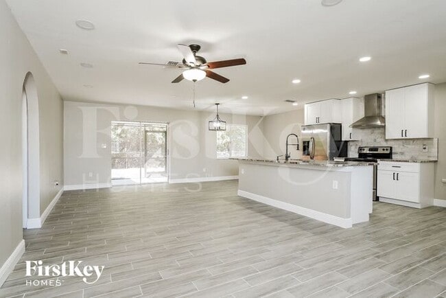 18001 Laurel Valley Rd in Ft. Myers, FL - Building Photo - Building Photo