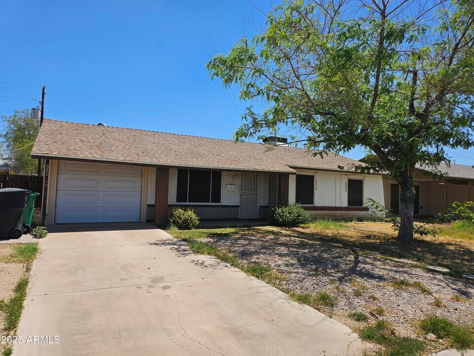 525 S Rogers in Mesa, AZ - Building Photo