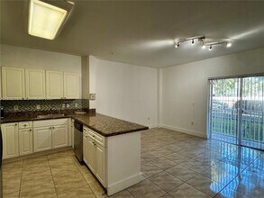 17350 NW 67th Ave in Hialeah, FL - Foto de edificio - Building Photo