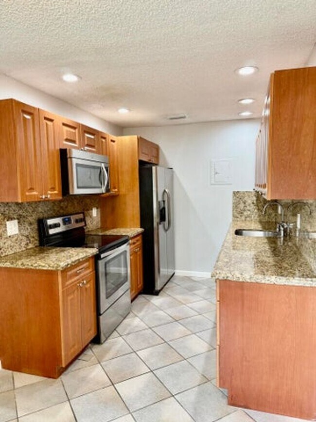 3741 NW 84th Ave in Sunrise, FL - Building Photo - Building Photo