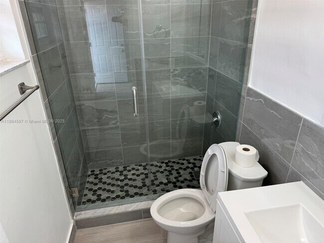 448 E 40th St in Hialeah, FL - Building Photo - Building Photo