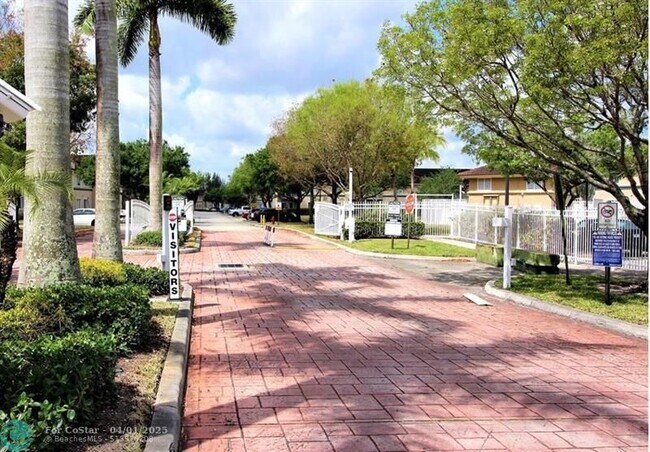 1103 Golden Lakes Blvd in West Palm Beach, FL - Building Photo - Building Photo