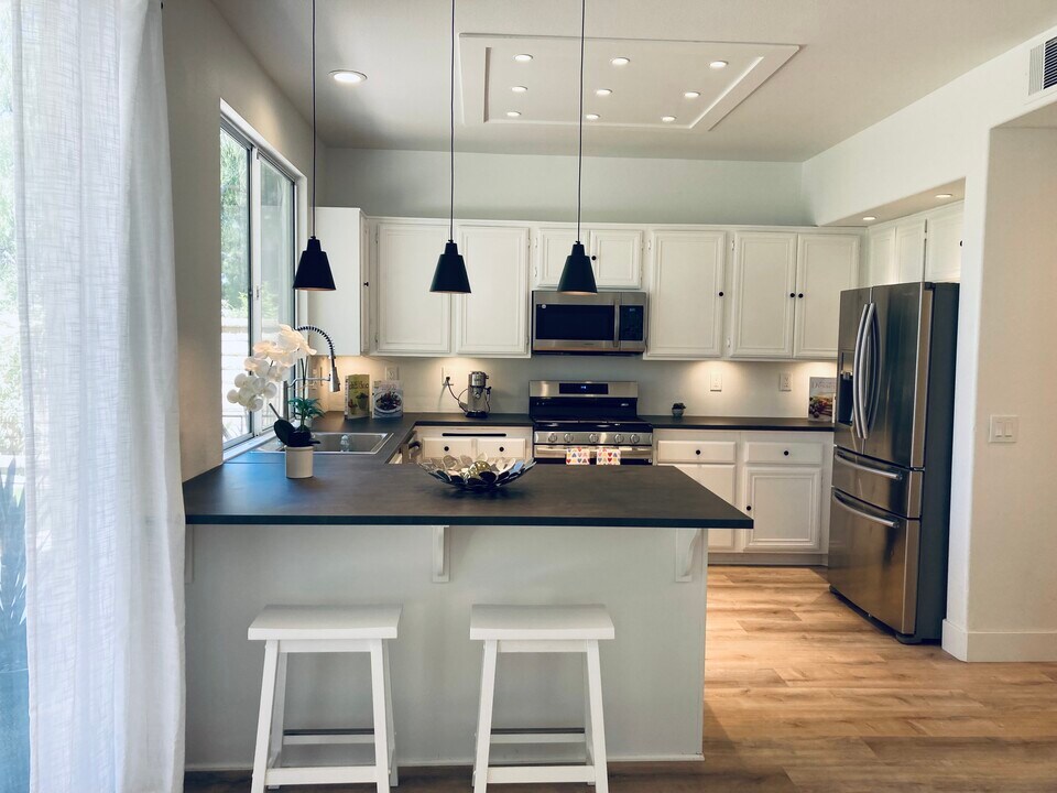 23808 Woodpark Ct in Santa Clarita, CA - Foto de edificio