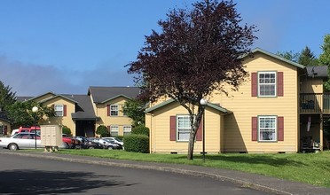 Salmonberry Knoll in Seaside, OR - Foto de edificio - Building Photo