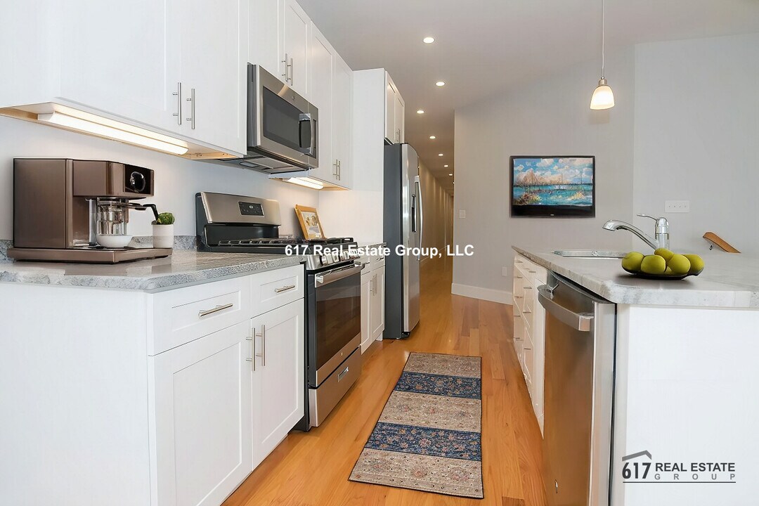 8 Islington St in Boston, MA - Building Photo