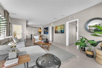 1130 Venetian Way in Miami Beach, FL - Building Photo - Building Photo