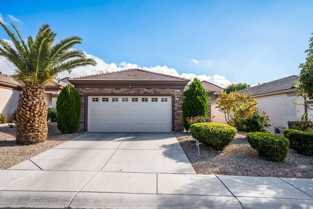 2563 Evening Twilight Ave in Henderson, NV - Foto de edificio