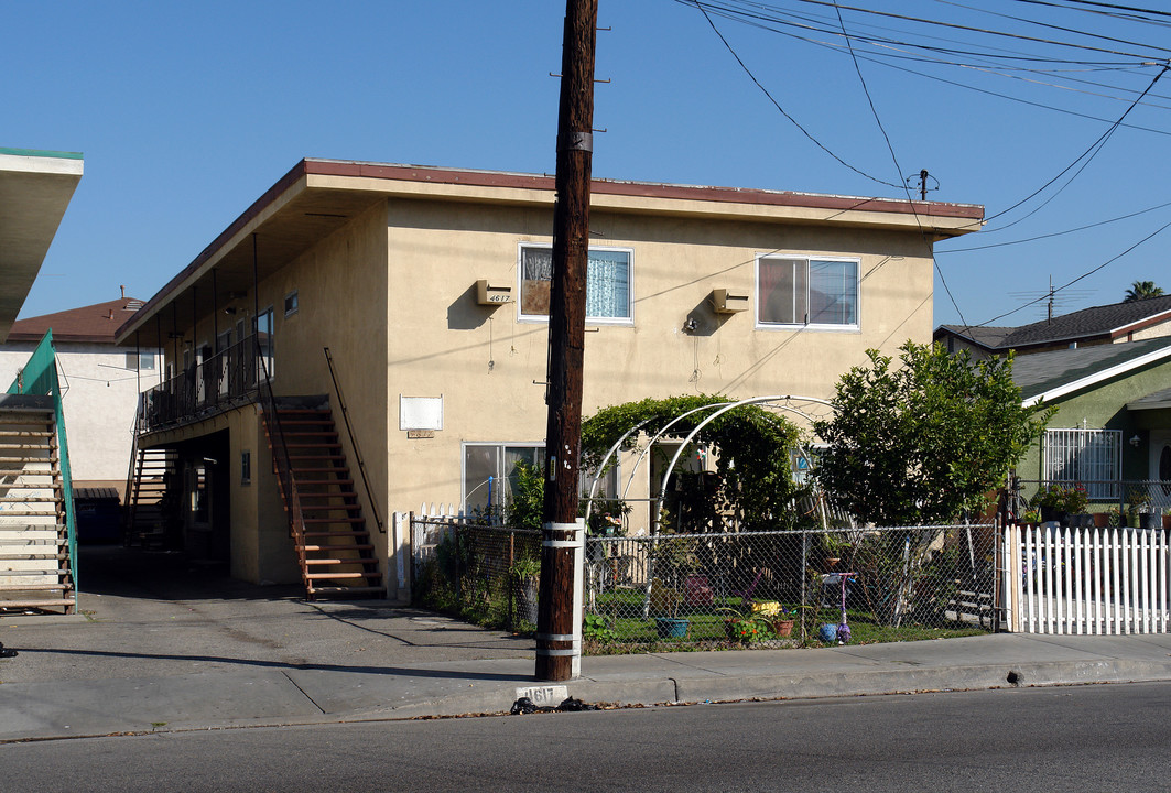 4617 W Lennox Blvd in Inglewood, CA - Building Photo