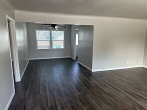 952 E Apricot Ave in Tulare, CA - Building Photo - Building Photo