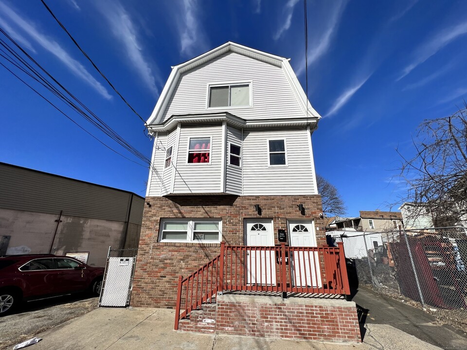 918 Maplewood Ave in Bridgeport, CT - Building Photo