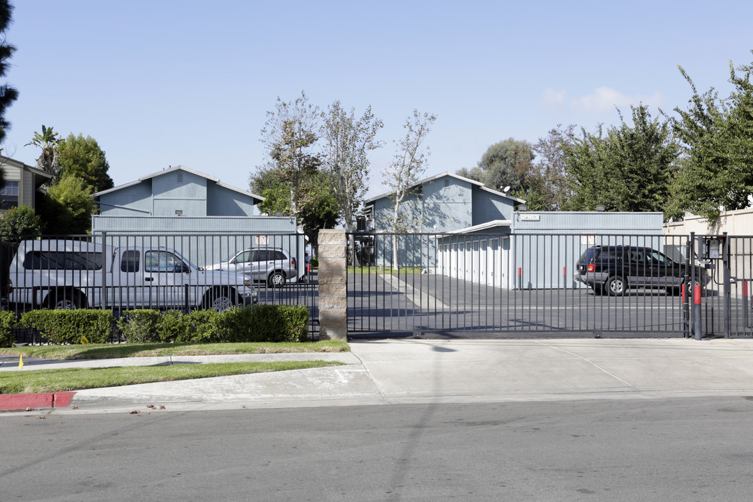 Pacific Bluff Apartments in Costa Mesa, CA - Building Photo