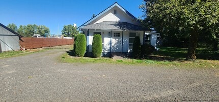 12902 NW Marina Way in Portland, OR - Foto de edificio - Building Photo