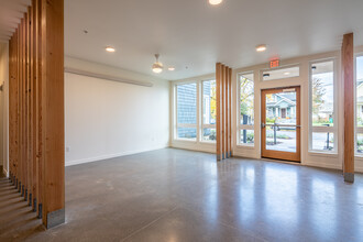 330 Dekum Apartments in Portland, OR - Building Photo - Lobby