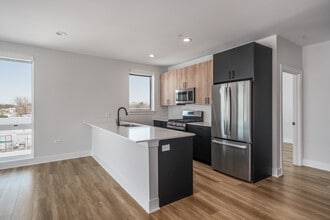 4 North Apartments in Arlington Heights, IL - Building Photo - Interior Photo