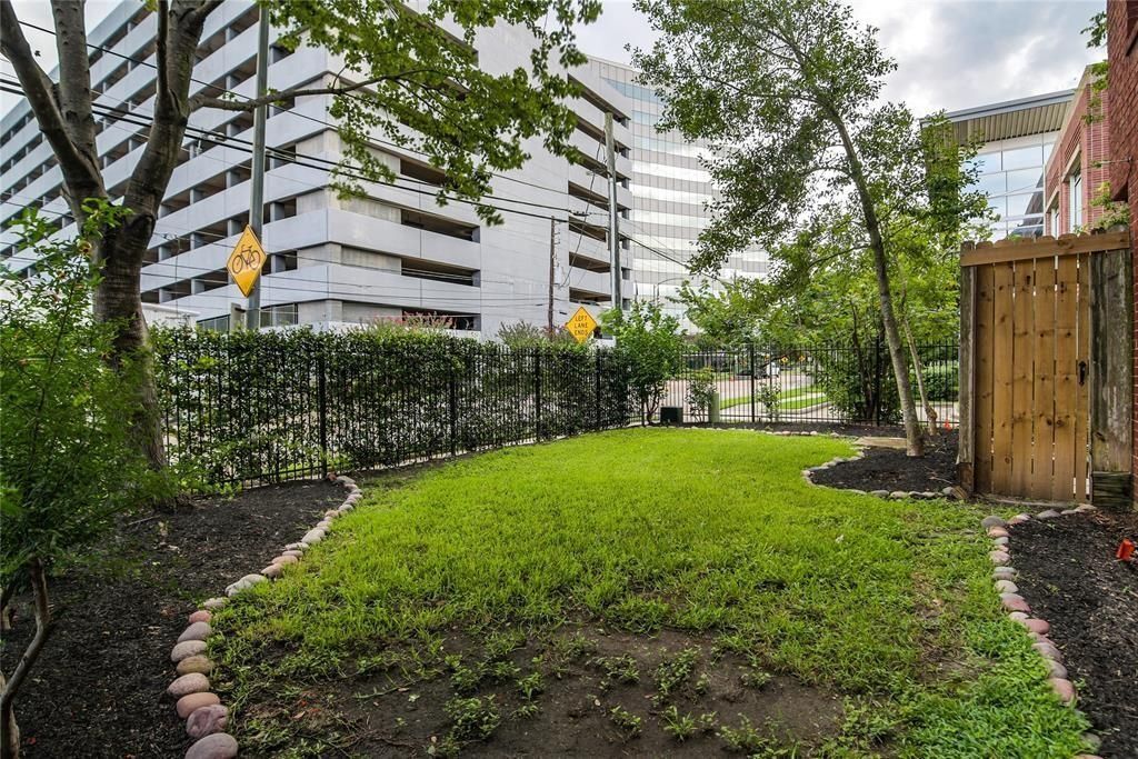 34 Waugh Dr in Houston, TX - Building Photo