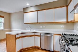 2492 Dickens Dr in Aurora, IL - Building Photo - Building Photo