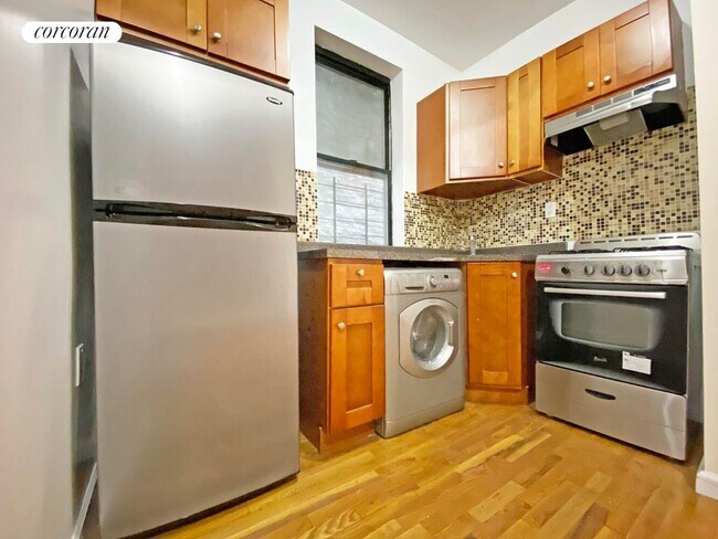 454 W 57th St in New York, NY - Building Photo - Building Photo