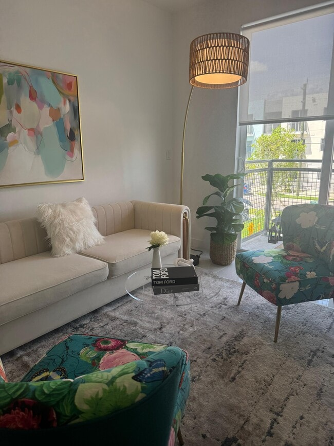 6820 SW 12th St, Unit A2 in Miami, FL - Foto de edificio - Building Photo