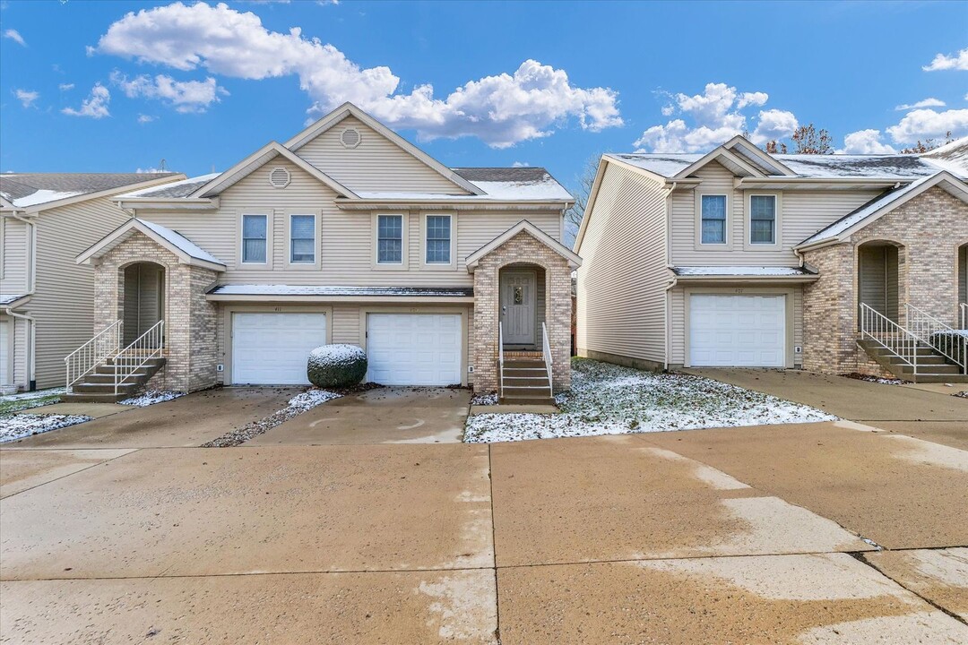 409 Park Creek Ct in Normal, IL - Foto de edificio