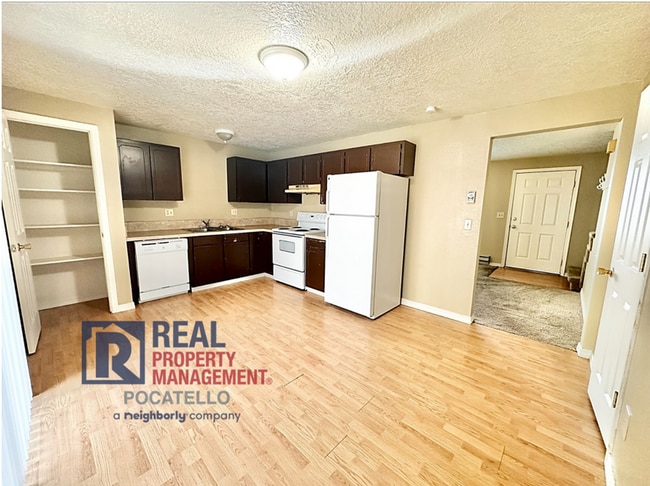 230 W Chubbuck Rd in Pocatello, ID - Building Photo - Building Photo