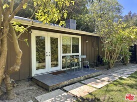 8350 Lookout Mountain Ave in Los Angeles, CA - Building Photo