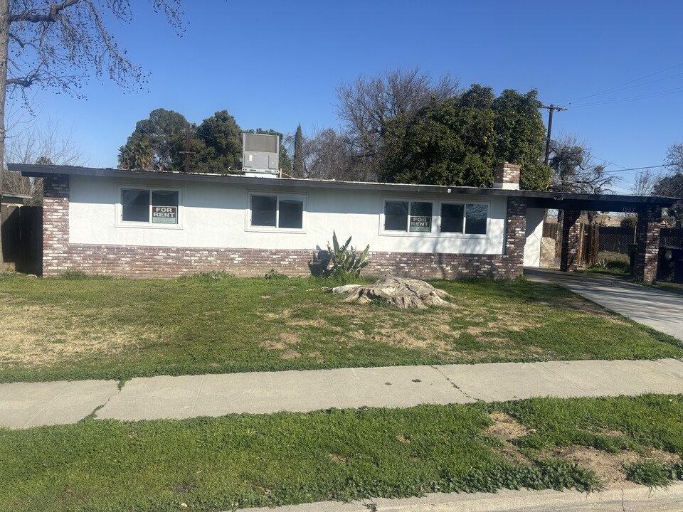 1237 Rodgers Rd in Hanford, CA - Building Photo