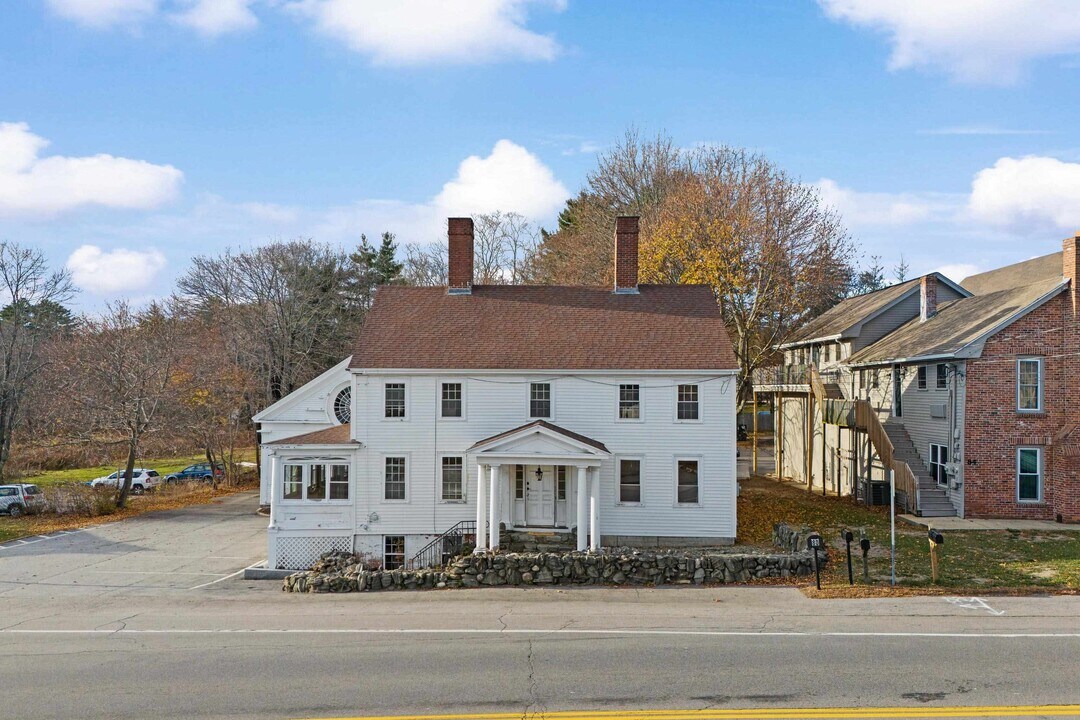 80 Lafayette Rd in Hampton Falls, NH - Building Photo