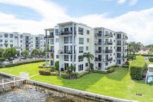 James Place Condominiums in Lantana, FL - Building Photo
