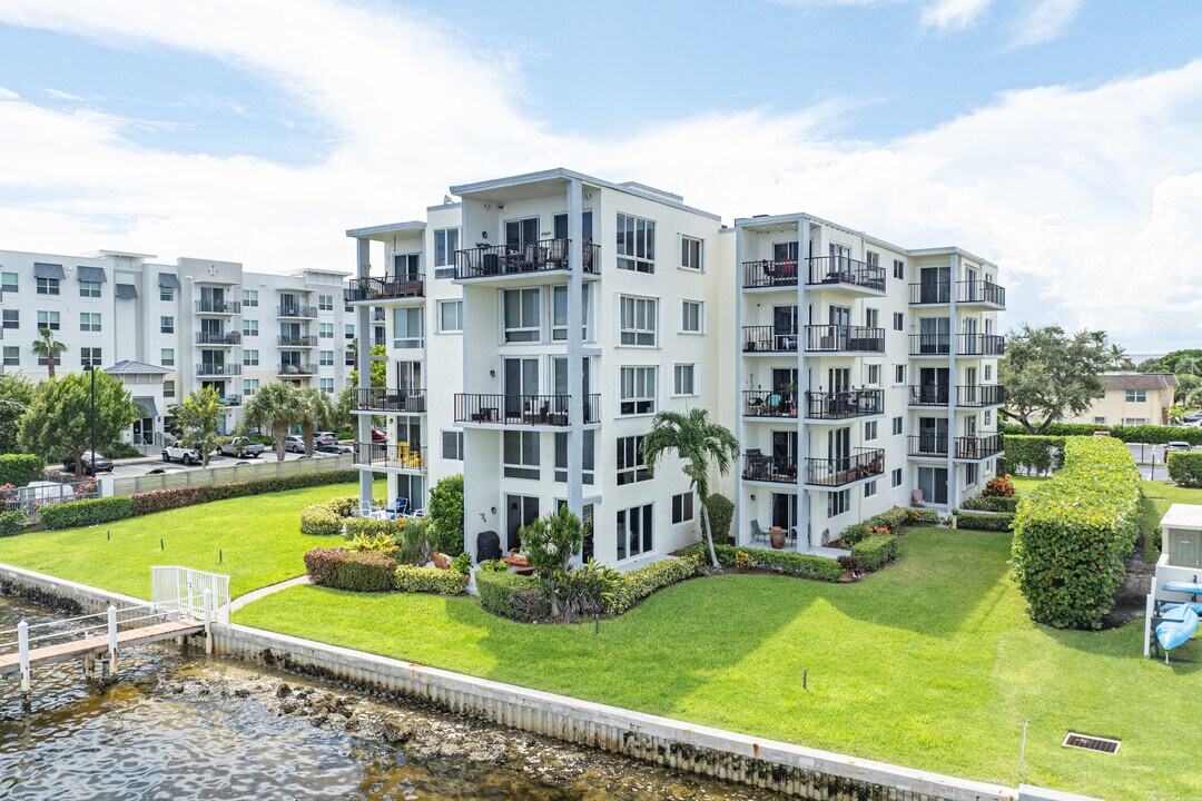 James Place Condominiums in Lantana, FL - Building Photo